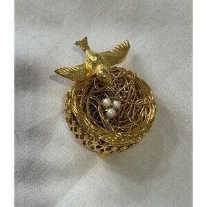Vintage Jeanne Signed Bird's Nest Faux Pearl Gold Tone Broach 1.5"
